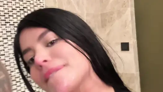 Sara Retali трахает Chris Diamond в ванной отеля