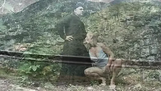 Sarışın orta yaşlı seksi kadın açık havada sert macerada genişliyor