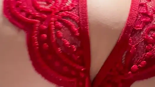 Милфа с большими натуральными сиськами устраивает шоу