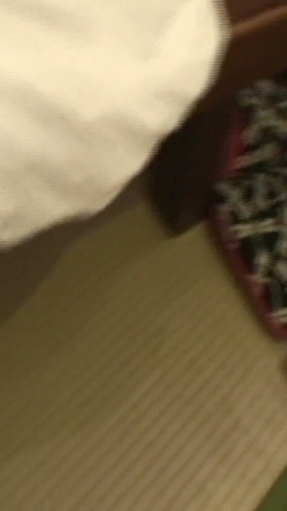 Zwei japanische Rucksacktouristinnen bekommen eine große Gruppenorgie im Hostel | Clip 2