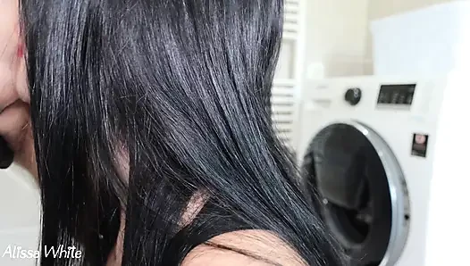 Dia harus merawat sarapannya. Cewek itu telan sperma sampai telan spermanya