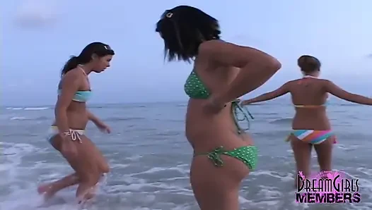 Tiga cewek seksi bermesraan dan topless di pantai umum