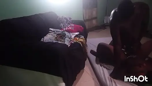 Ich war allein zu hause, als ein fremdes mädchen kam, um mir sex anzubieten