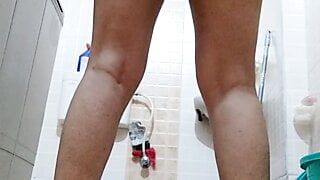 Индийская девушка с офигенной задницей на корточках обнаженная в ванной