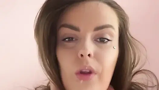 Госпожа Kate Держит твою под чистотой открытым и раздвигает рот ее страпоном