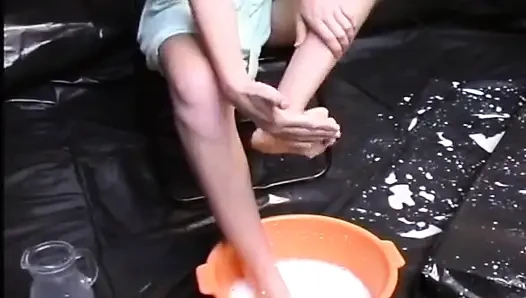 Bu kıllı amcıklı Alman minyon bayanla fetiş seansı