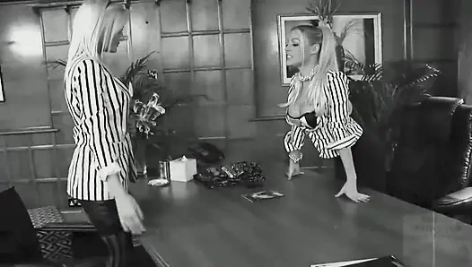 Ateşli büyük memeli sarışınlar şanslı bir adamla için takım oluyor