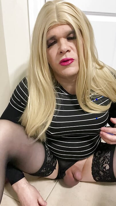 Amatör seksi trans travesti çoraplı ve topuklu ayakkabılıyken yarak emme ihtiyacı hakkında edepsizce konuşuyor