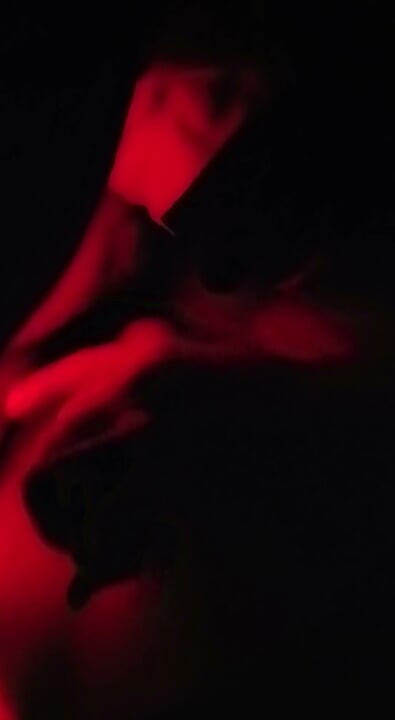 Joven masturbandose con las luces en rojo