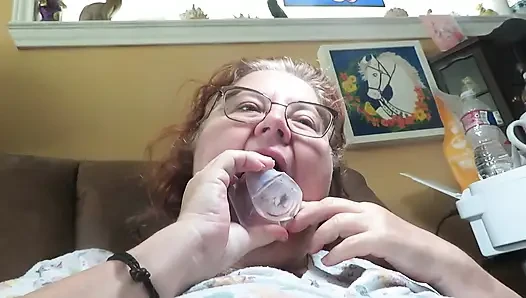 Siz besleyiciler için puding fincanımı yiyorum