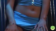O stripteuză bombastică într-o ținută albastră sexy și tocuri are parte de spermă peste față