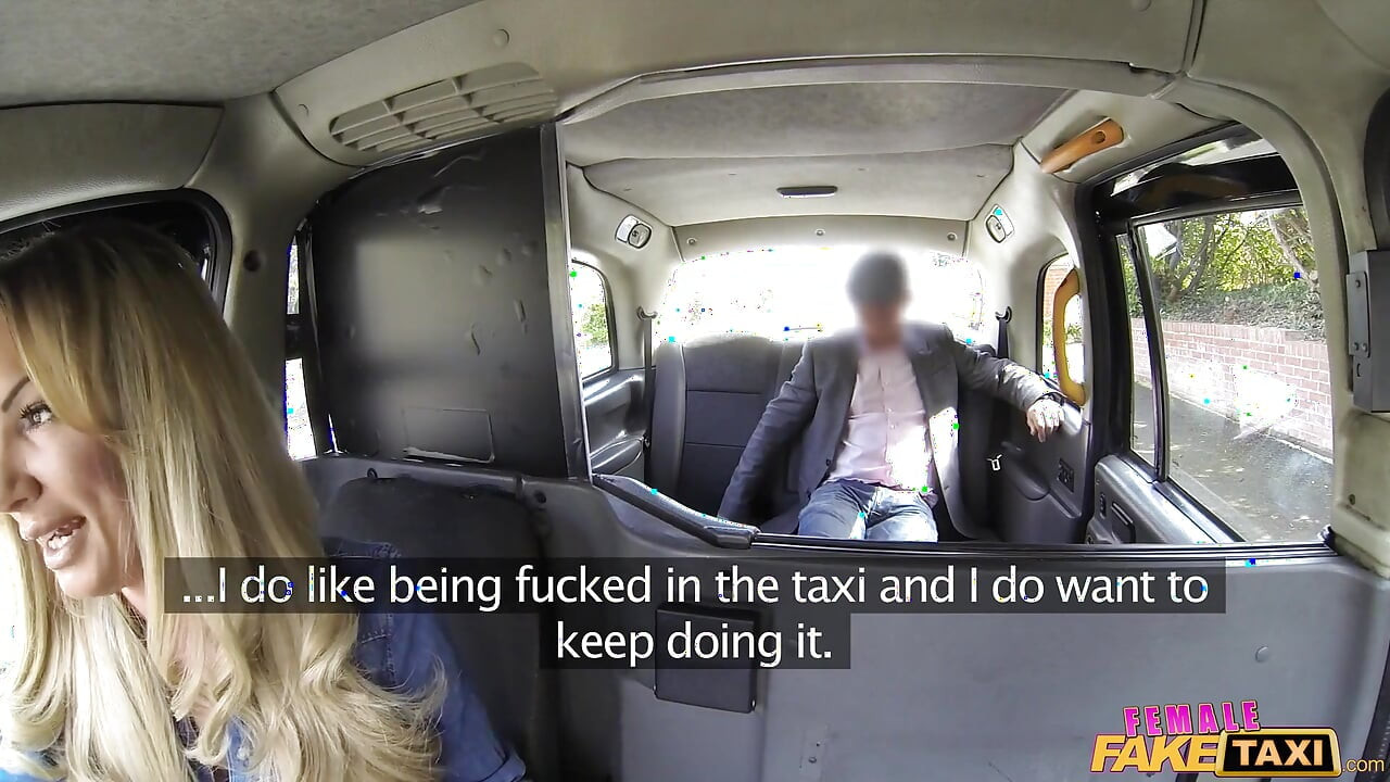 Female fake taxi - la leyenda del taxista recibe una buena chupada de culo