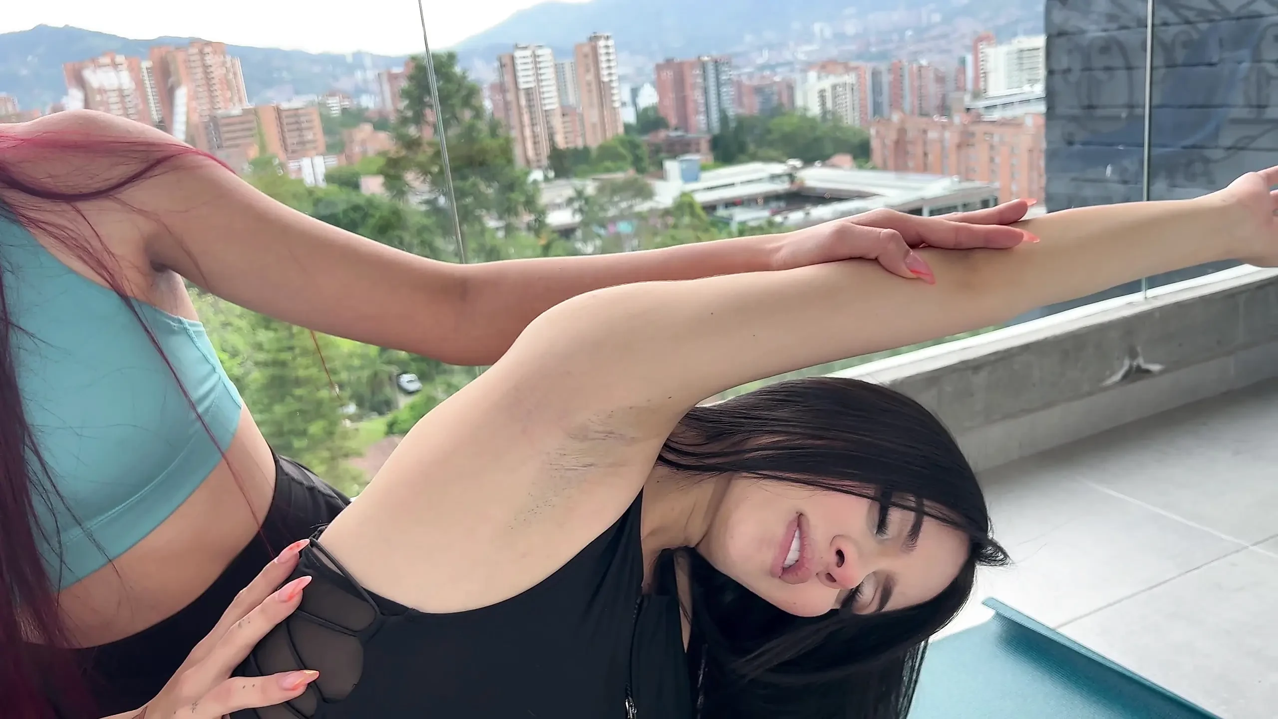 与我的朋友 Yenifer Chacon 一起上瑜伽课变成了猖獗的女同性恋场景