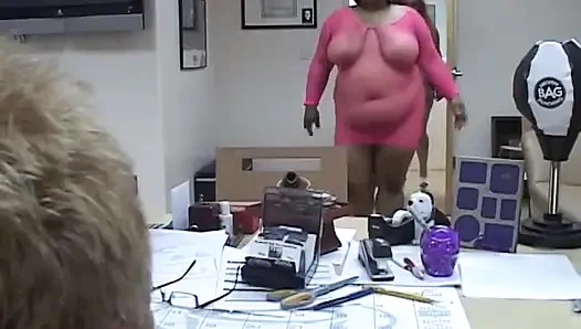 Üç büyük götlü hatun içeride büyük bir yarak üflemenin tadını çıkarıyor