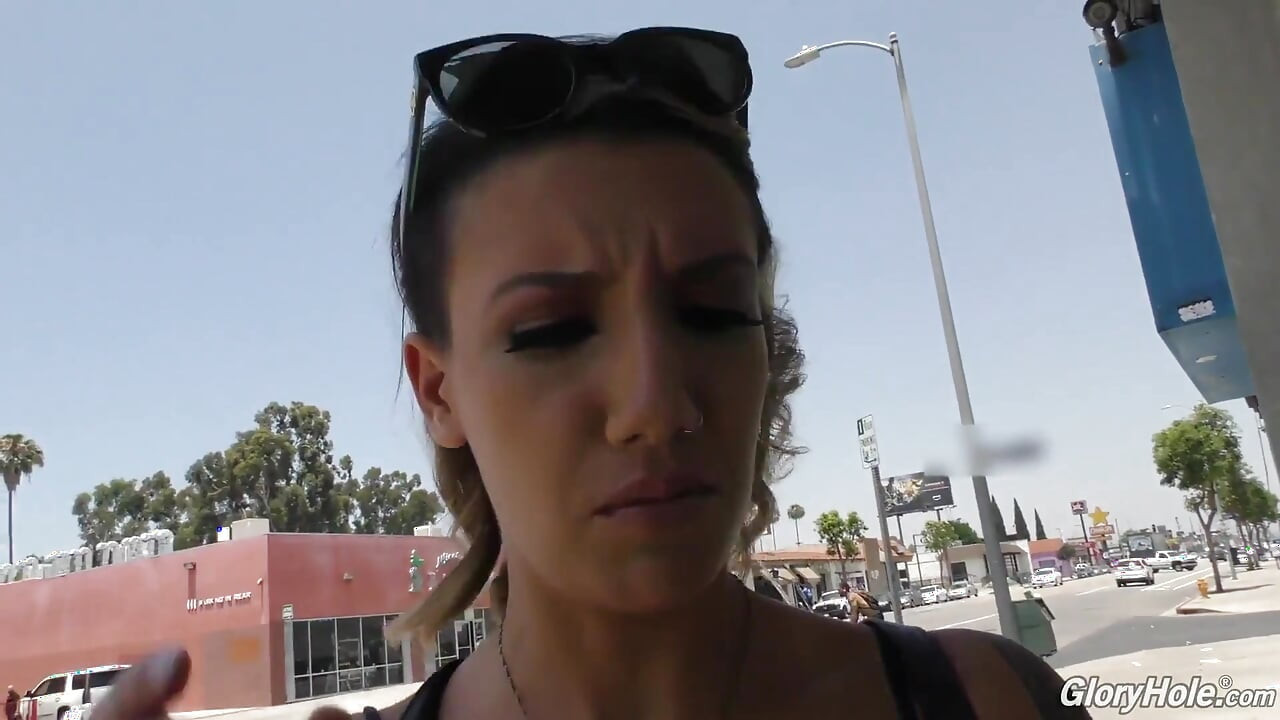 Gaura din zid - gloryhole a lui Sophia Grace CU MARE ȘI NEAGRĂ