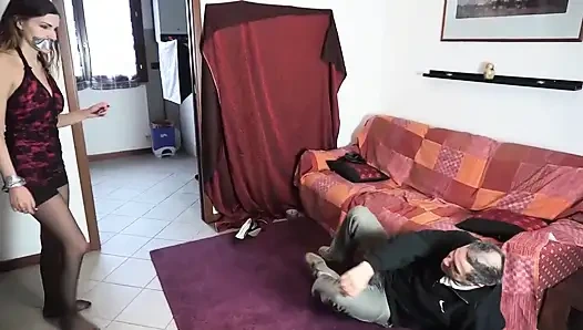 Çılgın kadın egemenliği kız erkek kölesini sert cezalandırıyor