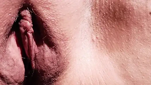 Üstte ve pantolonlu azgın West Aussie açık havada çömeliyor ve genişletiyor