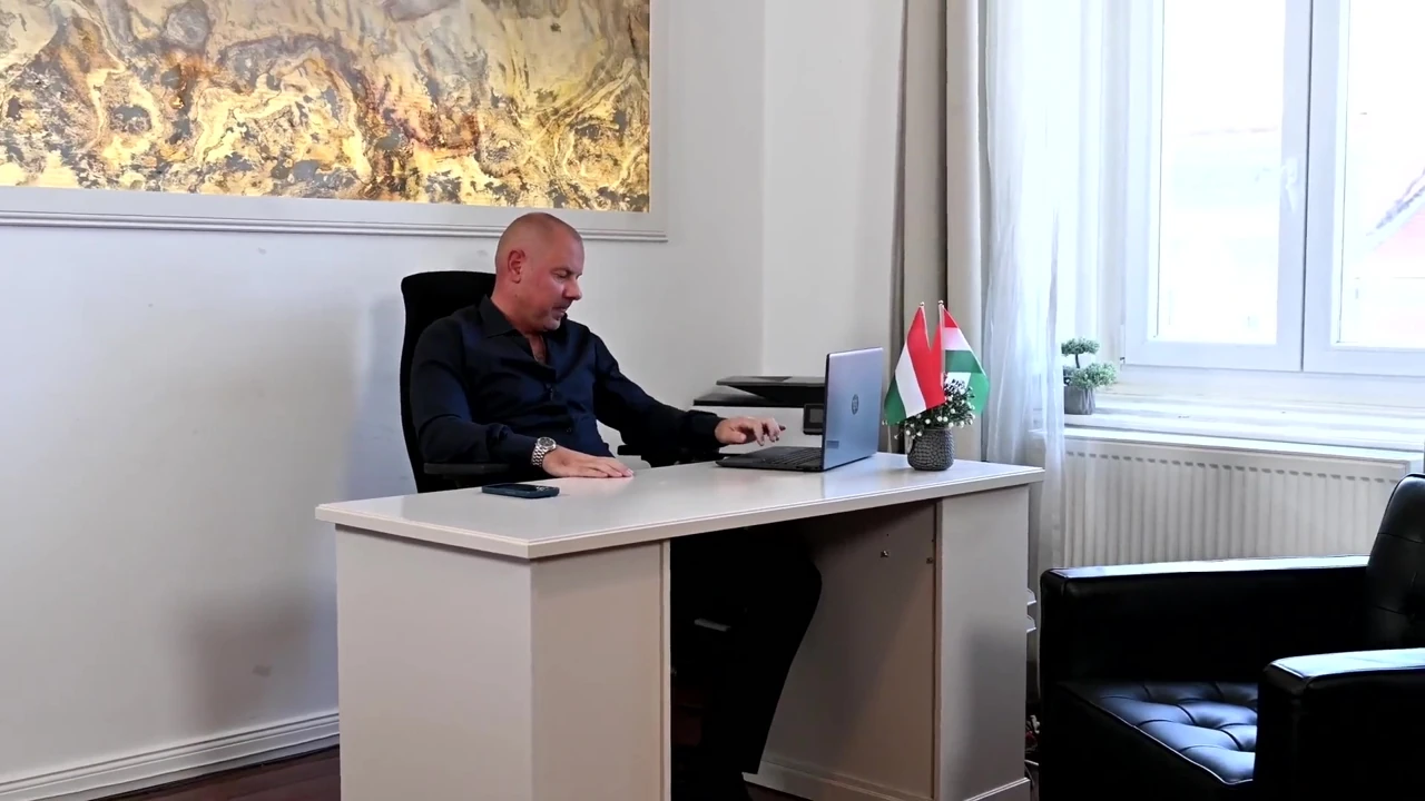 Ahlaksız çalışan seksi bir sürtükle sikişmek için vize veriyor