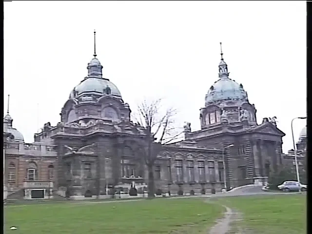 在温泉泳池里玩口交狂欢