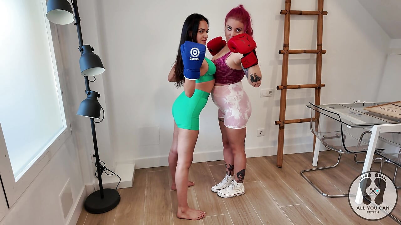 4K Kvinnelig Boksing Fighter Pupper Sprett Punching Hverandre