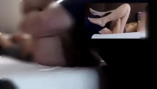 Uda orta yaşlı seksi kadın gri tişörtlü yabancı tarafından sikiliyor ve hala sıkı amına ve etrafına boşalıyor