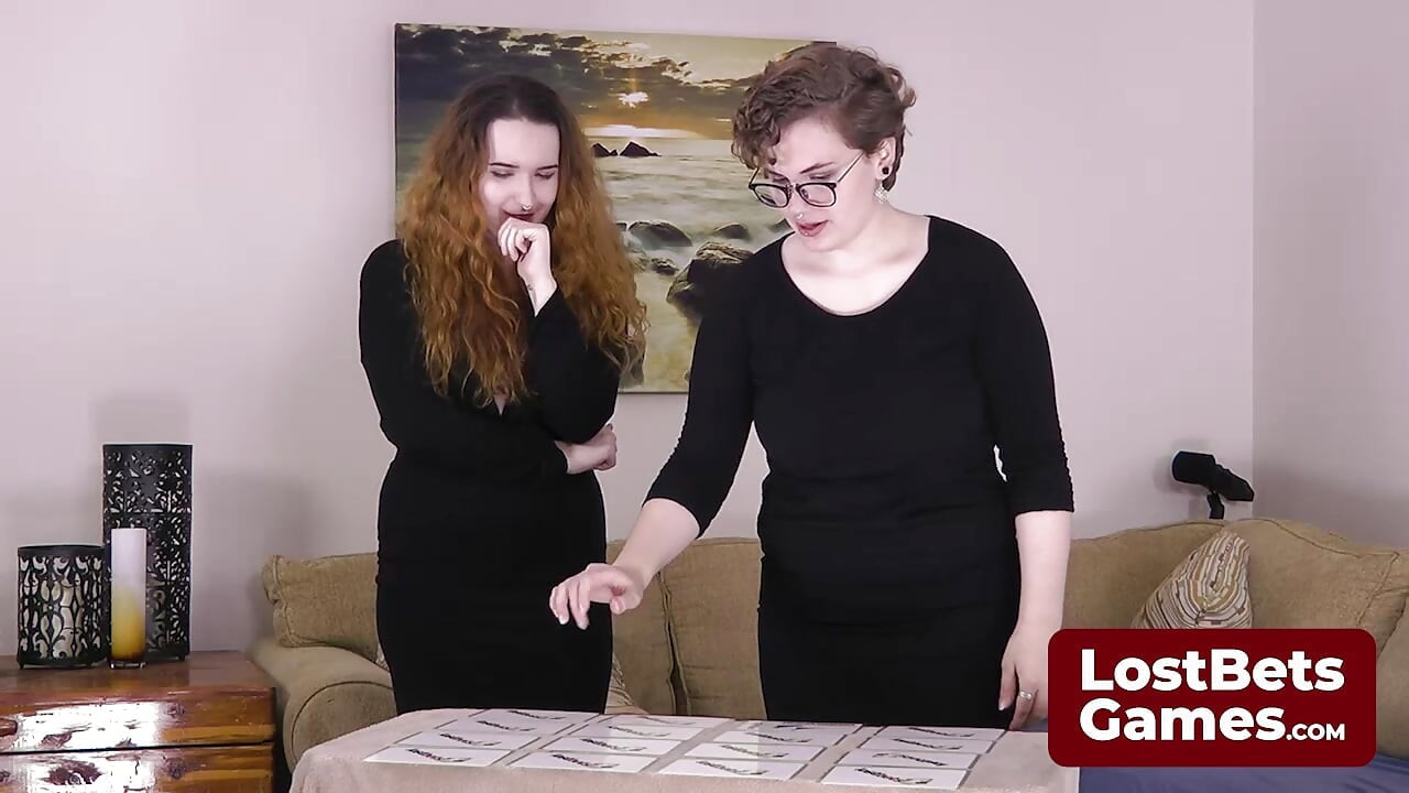 كلتا الفتاتين تتحسسان من خلال لعبة بطاقة ذاكرة Strip