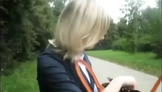 Sarışın güzel kadın açık havada sigara içiyor