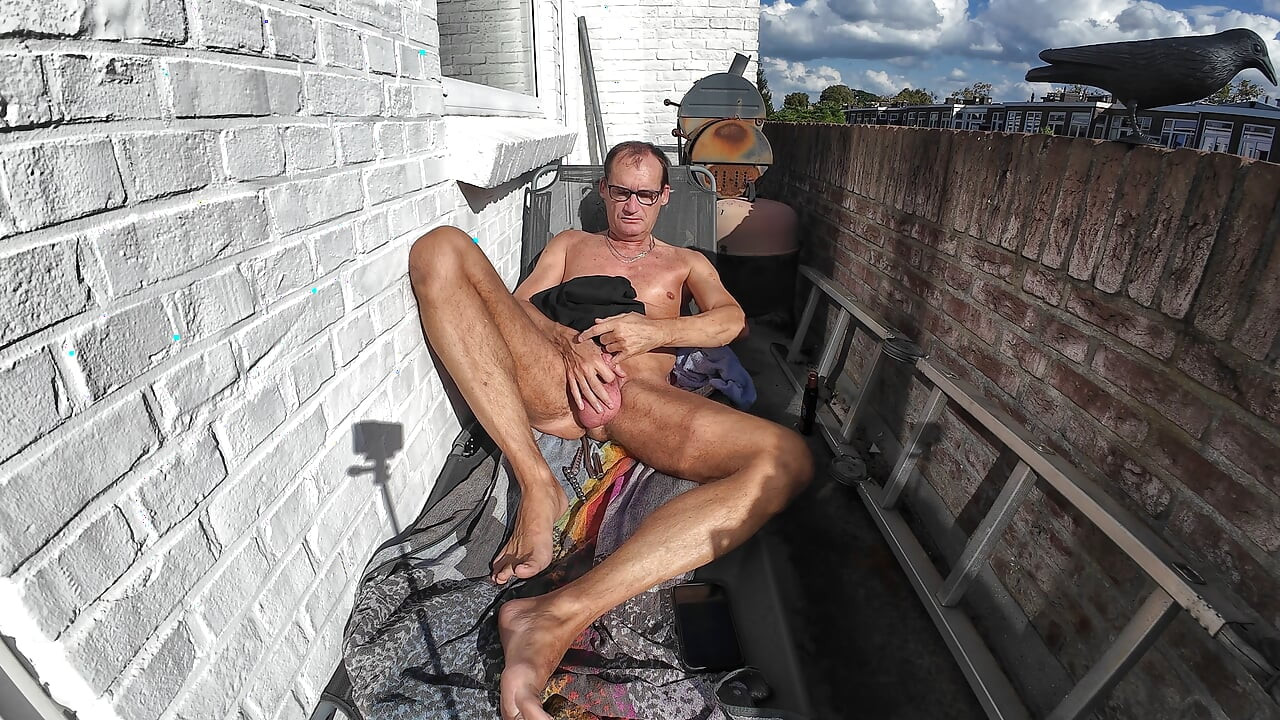 Sondiranje na balkonu po sunčanom danu
