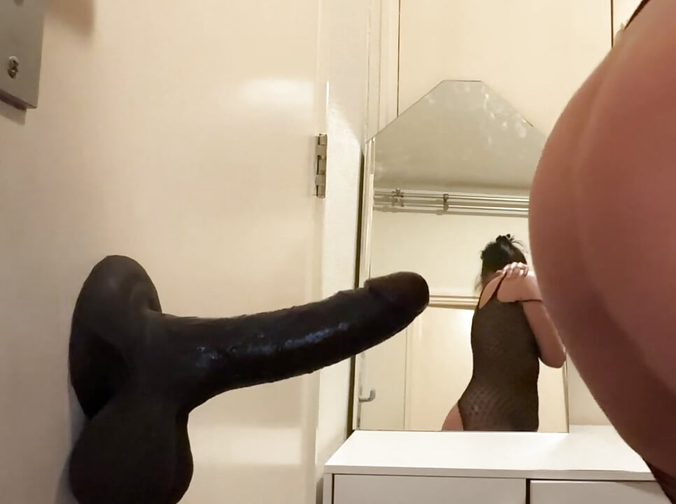 アナルでディルドを弄ぶ