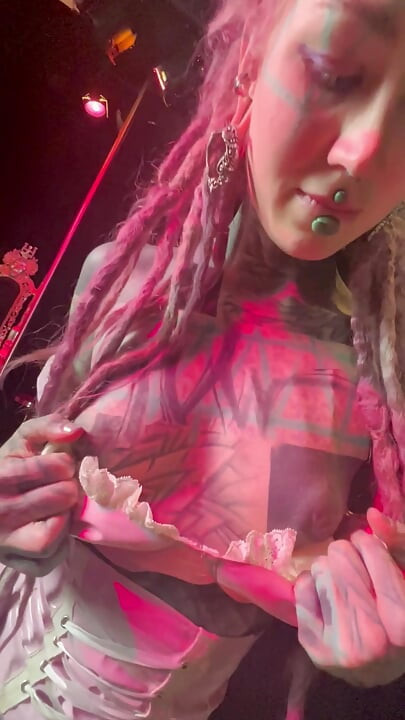 Gothic Ink Queen niszczy otwór analny za pomocą ogromnego paska