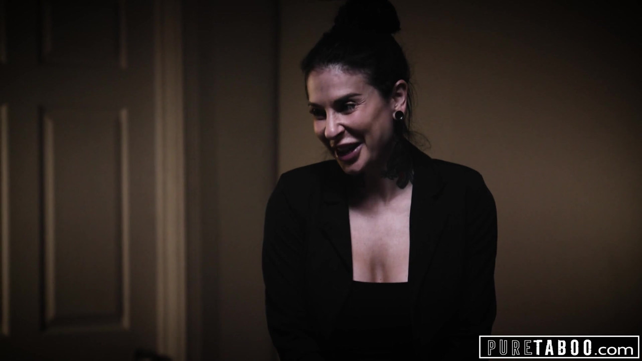 純粋なタブー、セクシートランスガールが悲しみの男をやる