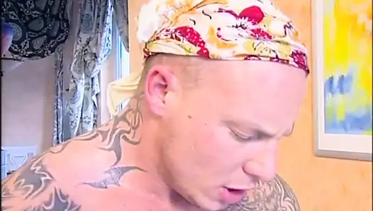 Зрелую милфу трахнули в задницу и кончили в рот чудовищные члены