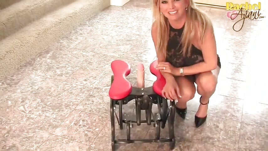 Rachel em vestido apertado sexy cavalga sybian