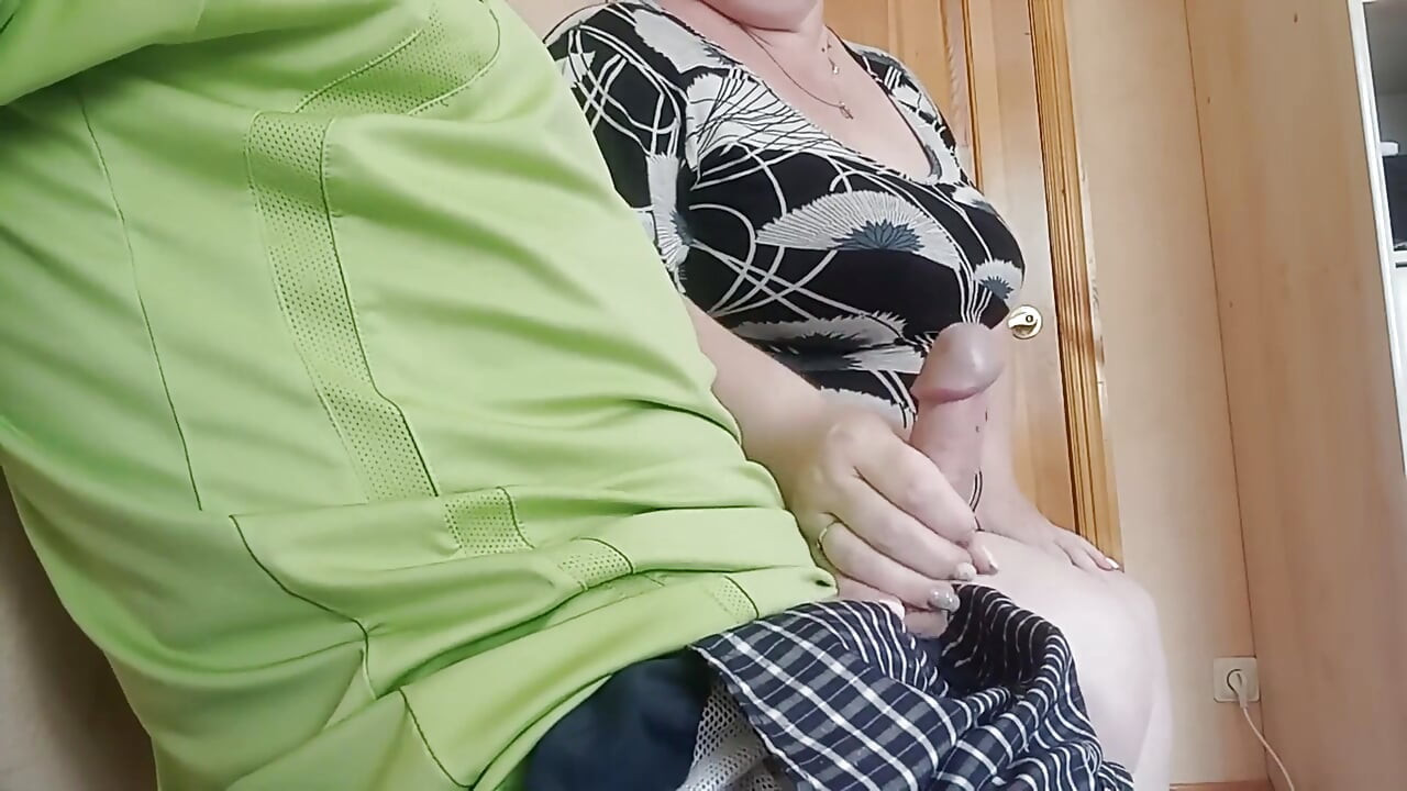 slicing huge cumshots in the mouth and not only