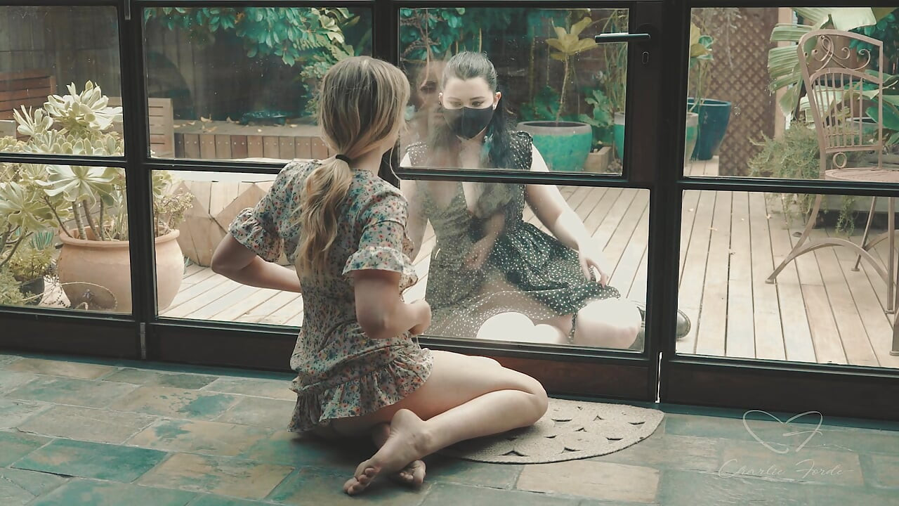 แบ่งแยกด้วย Charlie Forde, Astrid Love