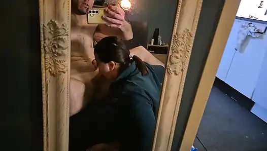 Aynanın önünde birlikte mastürbasyon yapıyor