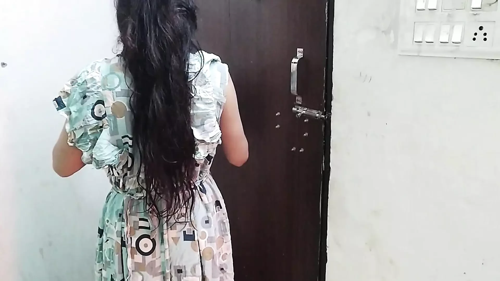 Malkin ne muze paise dekar khud apni pyas bujhaai