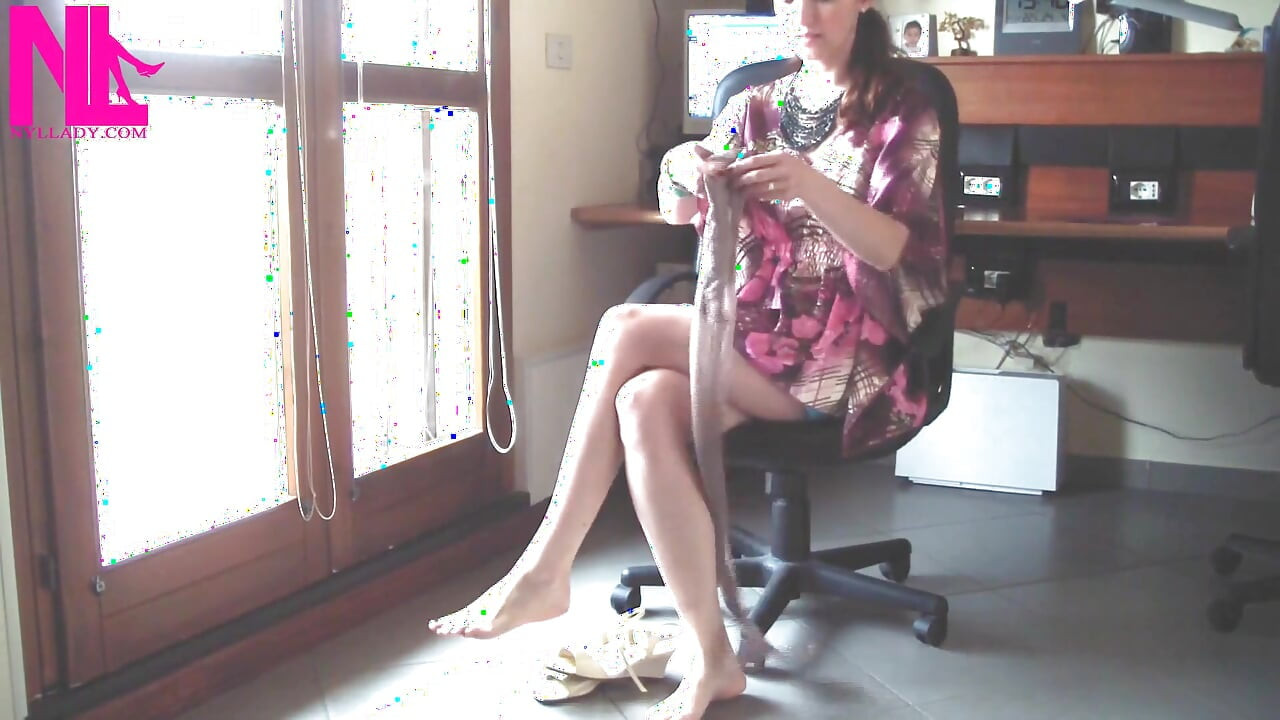 Nyllady colocando meia-calça e jogo de pés com cunhas coloridas de leite