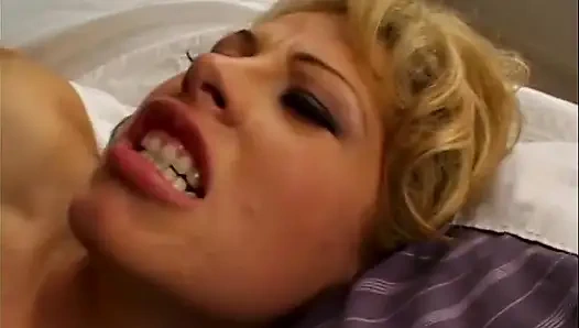 Sarışın orta yaşlı seksi kadın sakso çekmeyi ve erkekler tarafından sikilmeyi seviyor