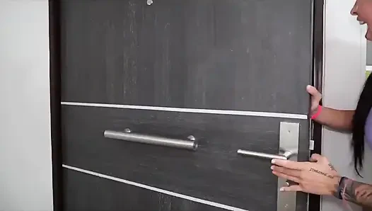 Menyetubuhi sahabat pacarku saat dia menonton TV