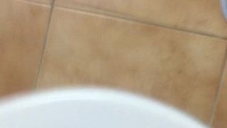 Pancutan mani besar di bilik air