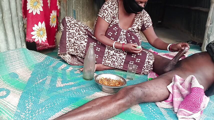 Desi bhabhi apni devar se gand chudati hai