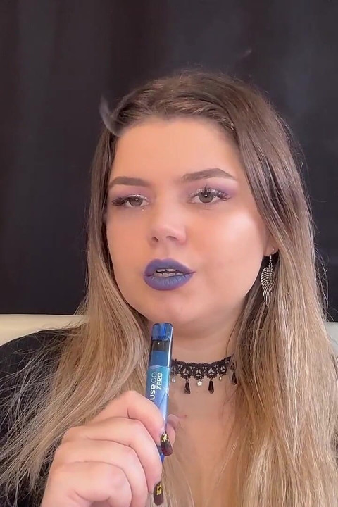 Dumanıma tap: iri güzel kadın tanrıça döl yalıyor ve vape
