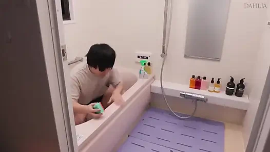 Istri sange ini lagi asik ngentot tubuh cowok berotot dan meremas sperma hangatnya - bagian 2