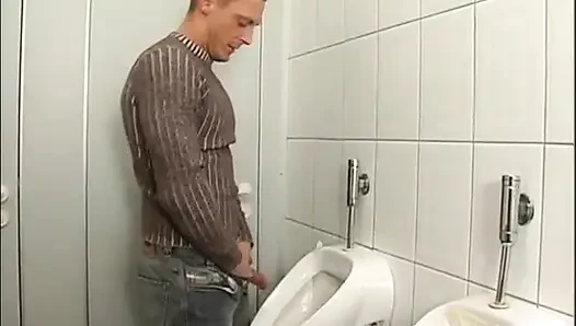 Brunette tetek besar bercinta di toilet