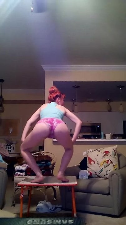 Redhead beauty shaking her ass