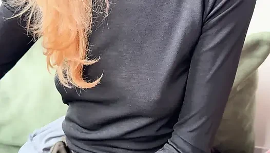 Ich fühle mich geil, während meine nippelpiercings durch meine halb hauchdünne bluse in einem öffentlichen café ziehen