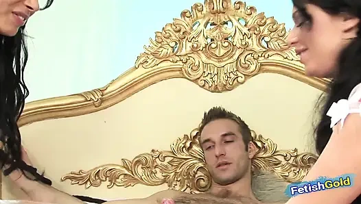 İki büyük memeli esmer kanepede sert sikilmeden önce edepsizce oynuyor