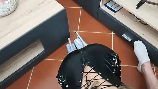 Cumshot bakış açısıyla mükemmel MILF oral seks