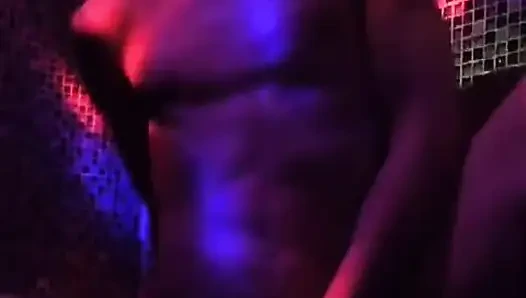 Kulüp tuvaletinde solo bir